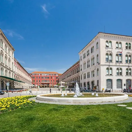 Amoretta With Parking Split