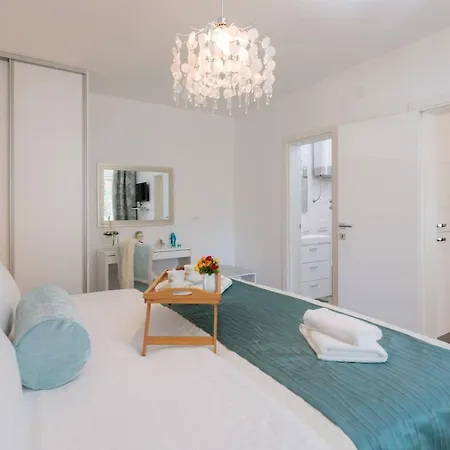 Amoretta With Parking Apartment