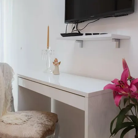 Amoretta With Parking Apartment