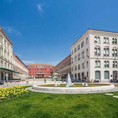 Amoretta With Parking Split